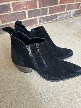 Very Volatile Bandit Classic Black Suede Ankle Boots with Side Zipper size 10